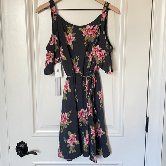 NWT O’Neill Dress Sz XS Cecilia Grey Pink Floral Wrap Around Cold Shoulder - Picture 6 of 9